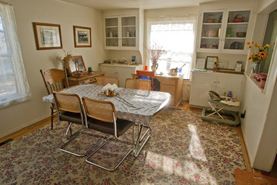 Breakfast nook or small private dining area adjacent to the kitchen and dining room.